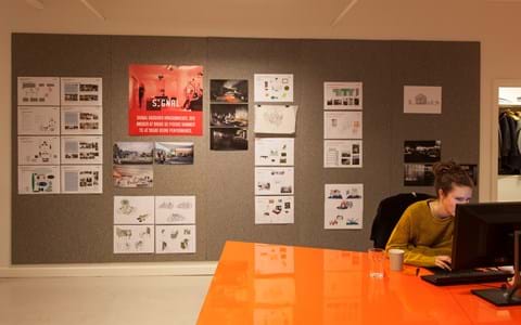 Pindot opslagstavle med filt på kontor (1)